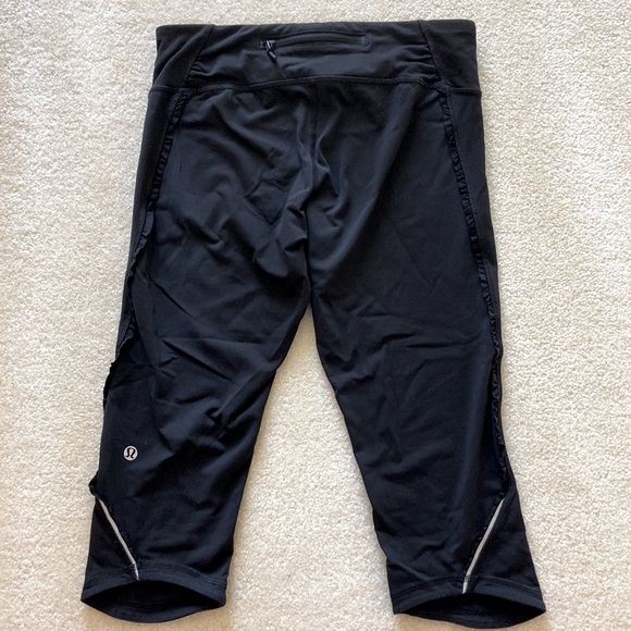 Lululemon Black Cropped Ruffle Capri Leggings Zipped Pocket Size 6 Small S - Picture 1 of 5